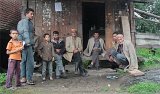 2399_mannen in dorp